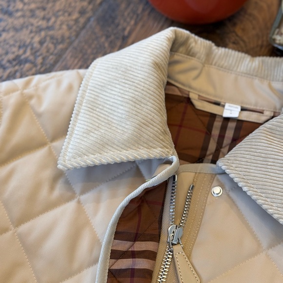 BNWOT! Never worn, only removed tags! Burberry - Quilted Barn Jacket Soft fawn L - Picture 3 of 15